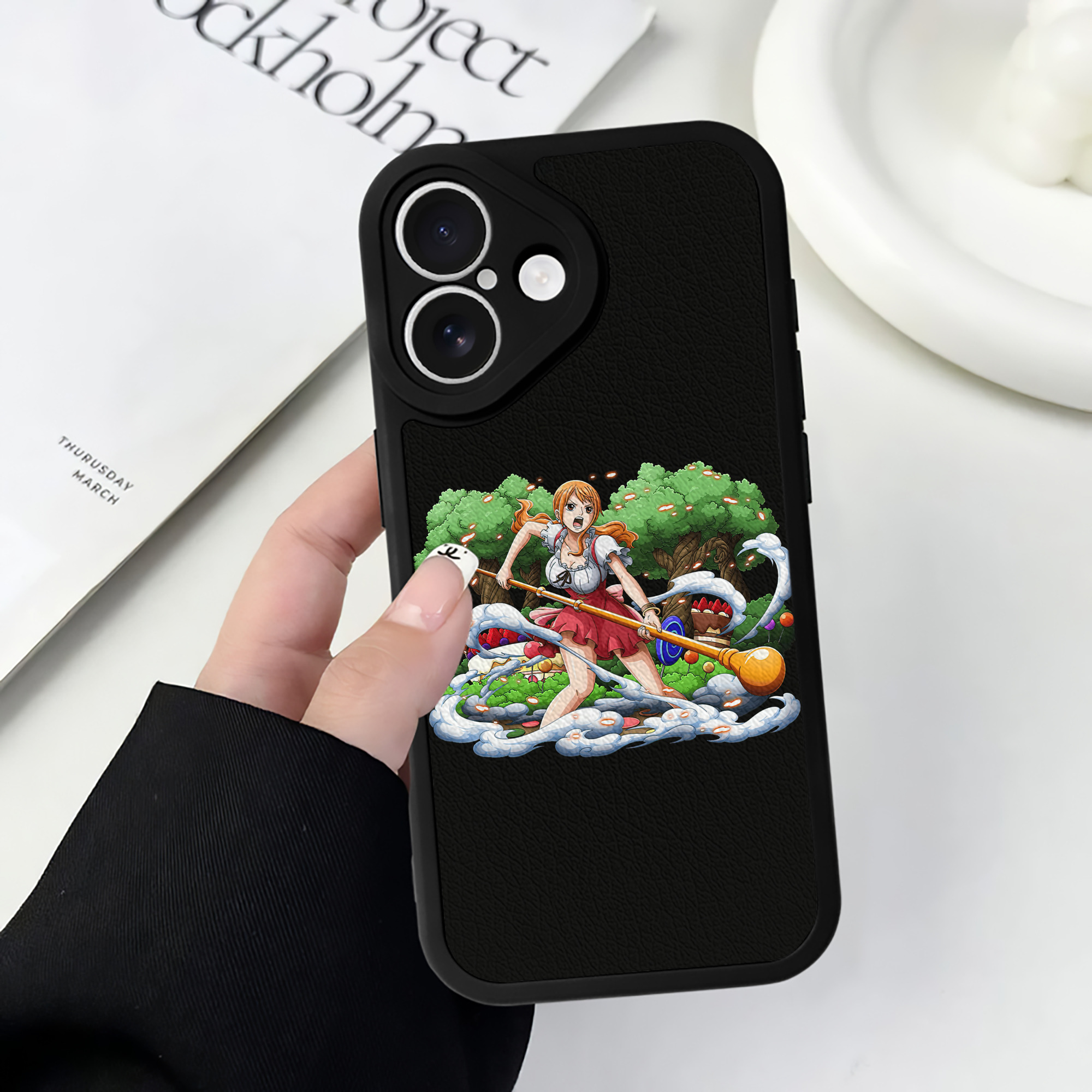 （画像用） ワンピース ナミ ONE PIECE Nami 【iPhone 16シリーズ対応】シリコンスマホケース（レザー調） 材質：シリコン